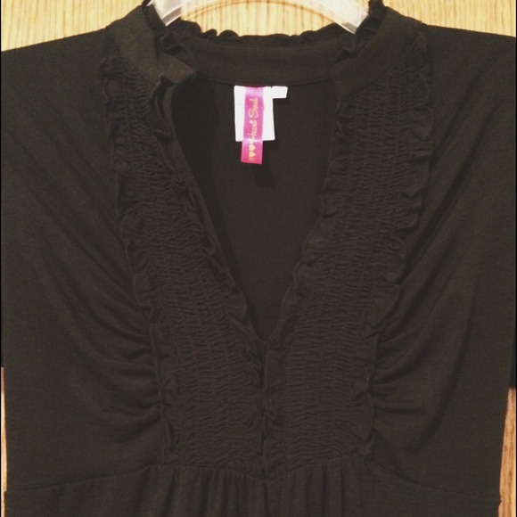 Sweet & Simple Rouched Black Top 👠 - Picture 2 of 4