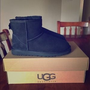 Black Uggs size 6