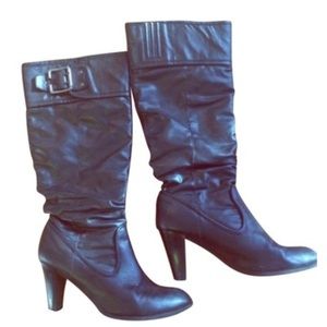 Beautiful black detailed boots with buckle