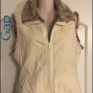 ❄️❄️GAP fur lined vest❄️❄️(10$ bundle price)