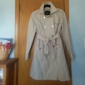 Pretty buckled neck trench coat, with belt.