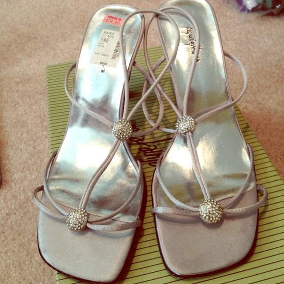☀️NWOT Satin Silver Dressy Heels