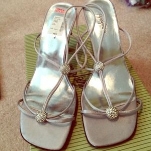 ☀️NWOT Satin Silver Dressy Heels
