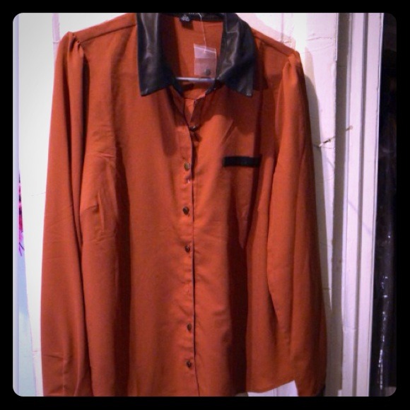 Top with leather collar