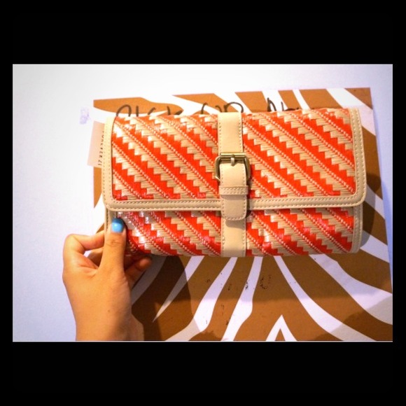 Woven coral clutch