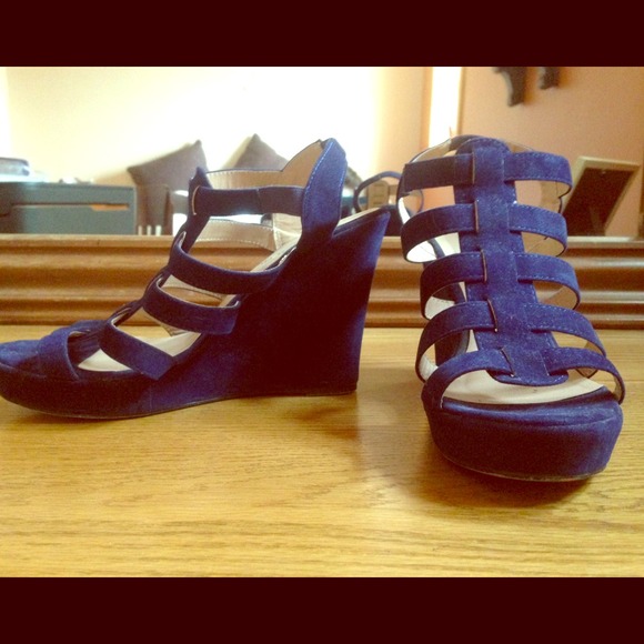 Gladiator type wedges 💙