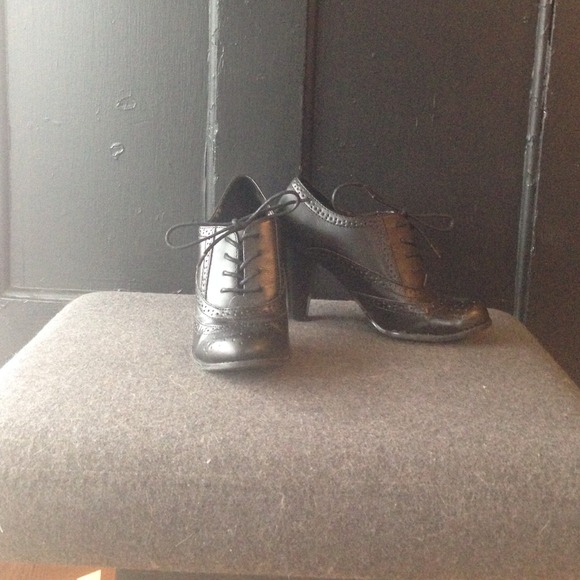 American Eagle Oxford heels