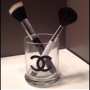 One cylinder makeup brush holder