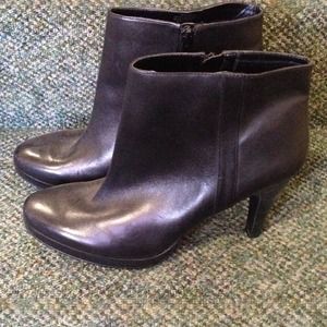 Black nine W. booty heels