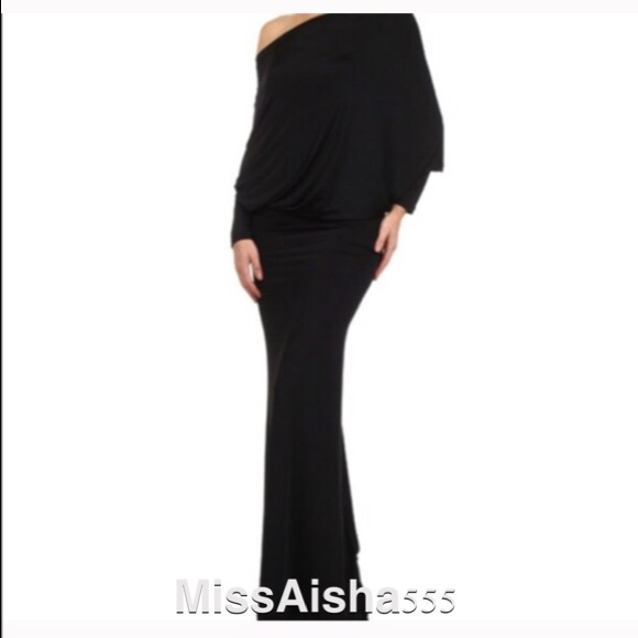 Dresses & Skirts - Black off the shoulder stunning maxi dress SALE