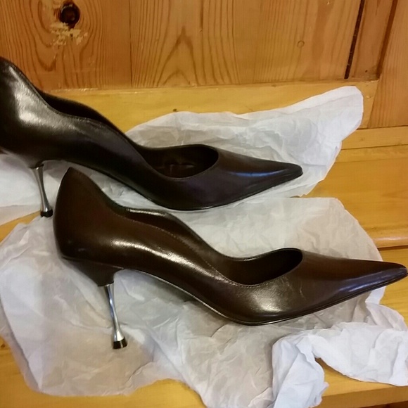 Sexy Brown leather pump w/ silver spike