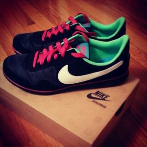 Womens Nike Victorias