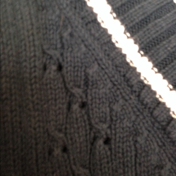 Old Navy chunky cable v-neck - Picture 2 of 3