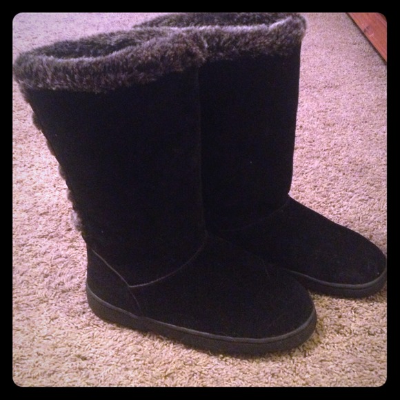Black furry snow boots