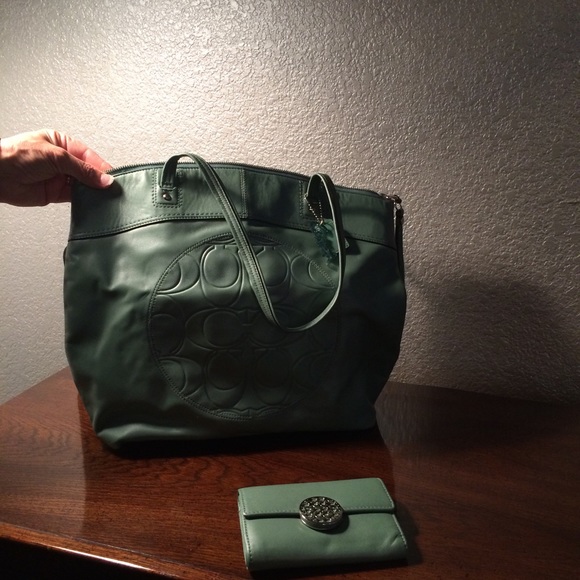 Coach green purse w/ matching wallet. Excellent