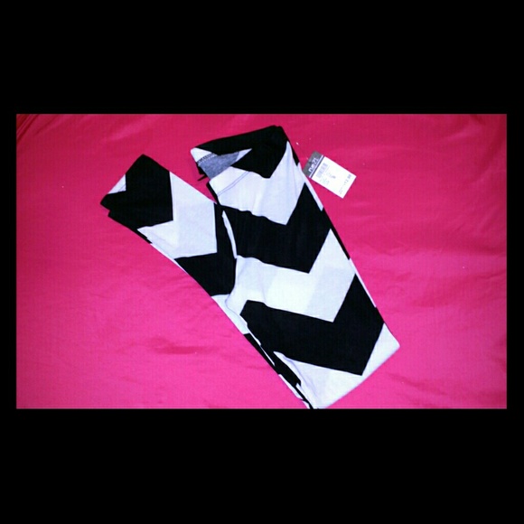 *GIFTED WITH PURCHASE* Chevron Leggings