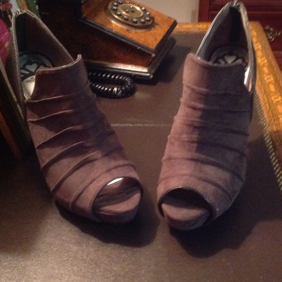 Suede gray heels 🙋👀 - Picture 1 of 4