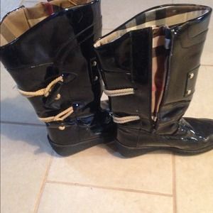 Burberry snow boots🎀