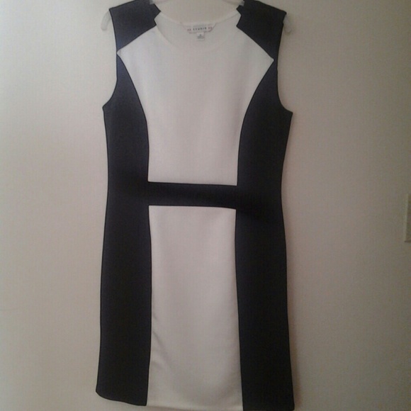New sleeveless black and white block dress
