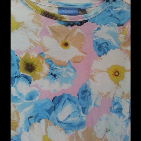 Cute Simply Vera by Vera Wang floral tshirt - Picture 3 of 3