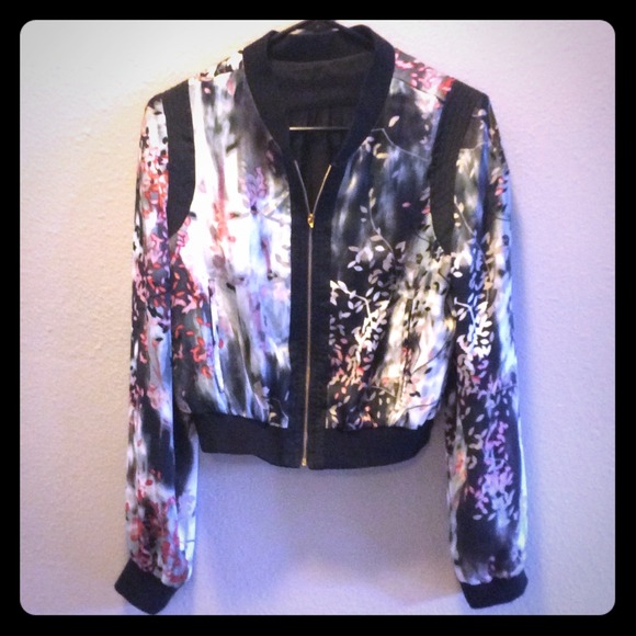 💗 NWOT Silky and Chiffon Floral Bomber Jacket 💗