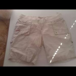 Bubblegum beige cargo like shorts.