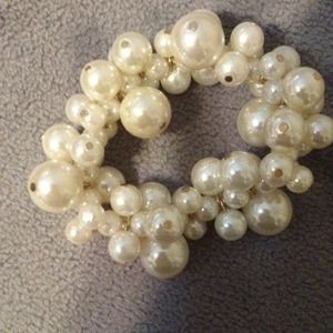 Ann Taylor faux pearl bracelet