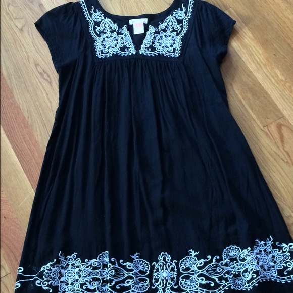 Black and white v-neck tunic size M