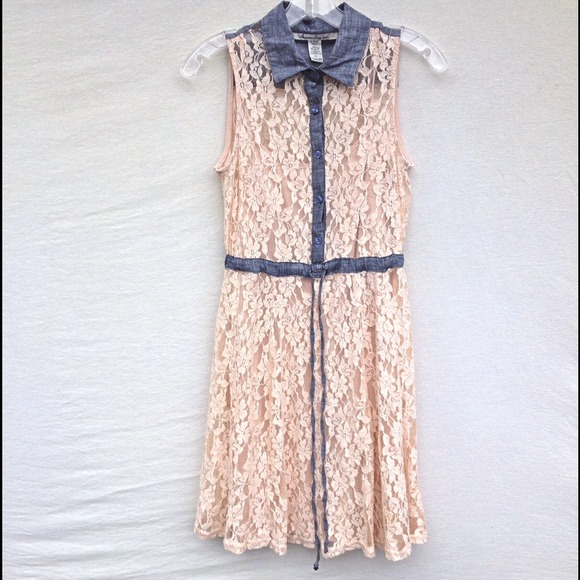 ⛔️‼️️BUNDLED‼️⛔️ Lace dress with denim details - Picture 3 of 4