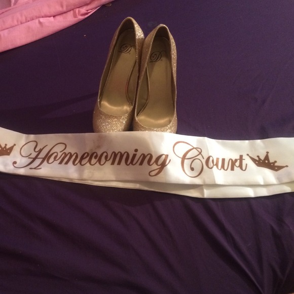 โ๏ธSOLDโ๏ธ Gold sparkly 6 inch heels ๐ - Picture 3 of 4