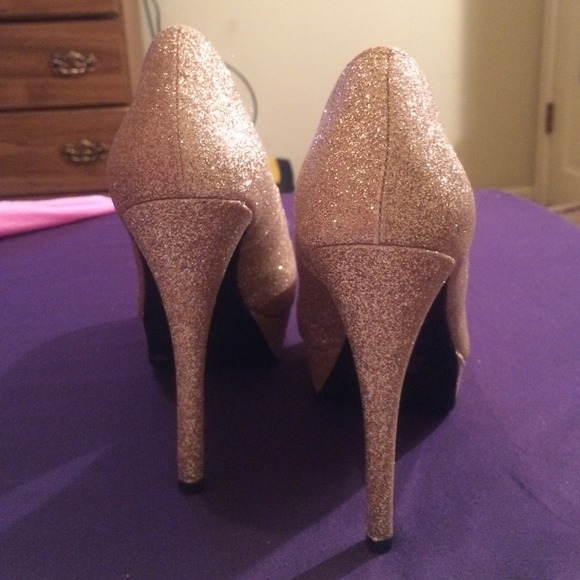 โ๏ธSOLDโ๏ธ Gold sparkly 6 inch heels ๐ - Picture 4 of 4