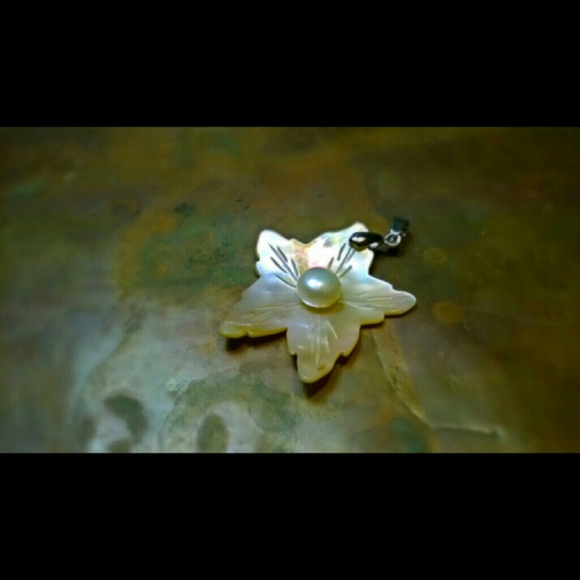 Handmade pearl and shell pendant - Picture 1 of 1
