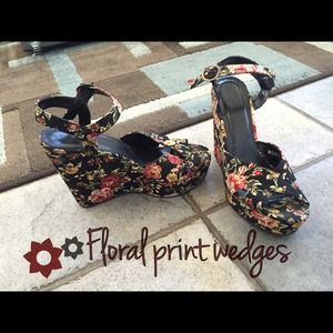 Floral print wedges