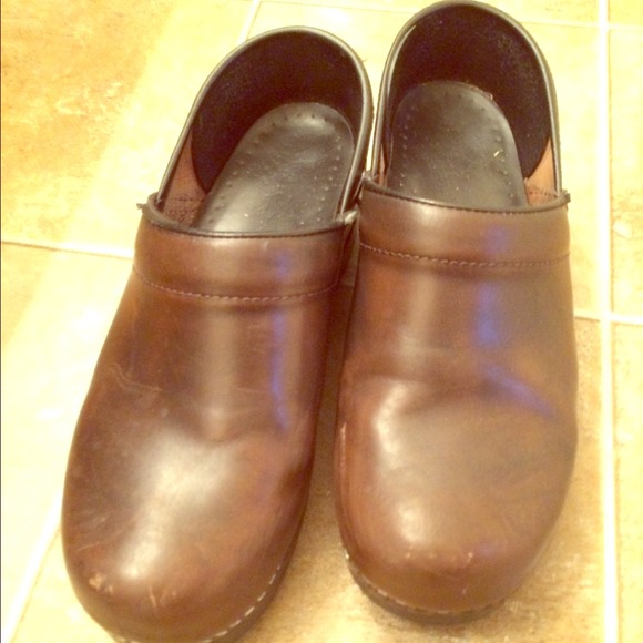 Dansko brown nursing shoes (preloved)