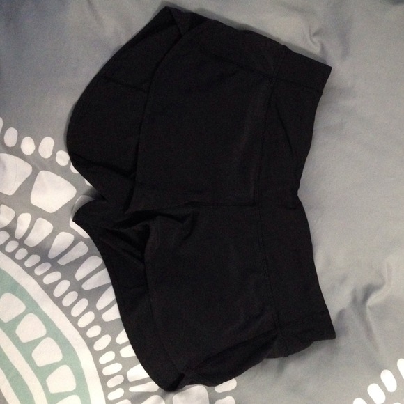 Black size 6 Lululemon speed shorts