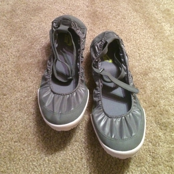 Nike Shoes - Nike ankle strap tennis shoes