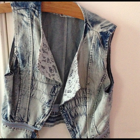 acid wash denim vest w lace detail