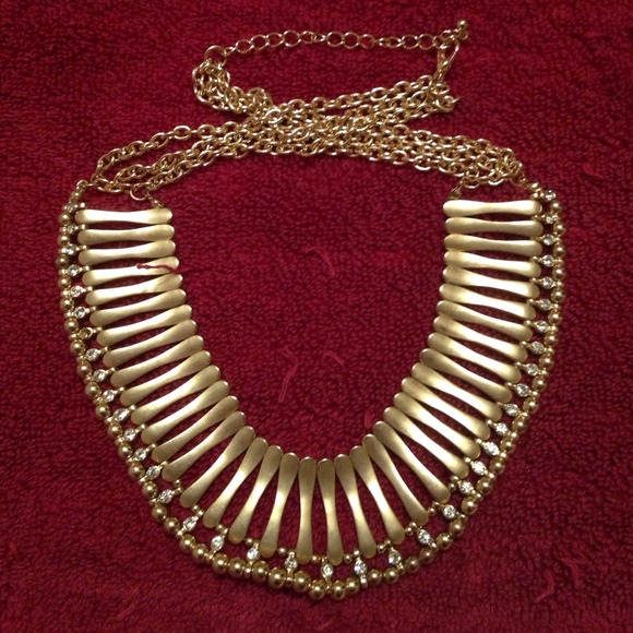 Short gold necklace