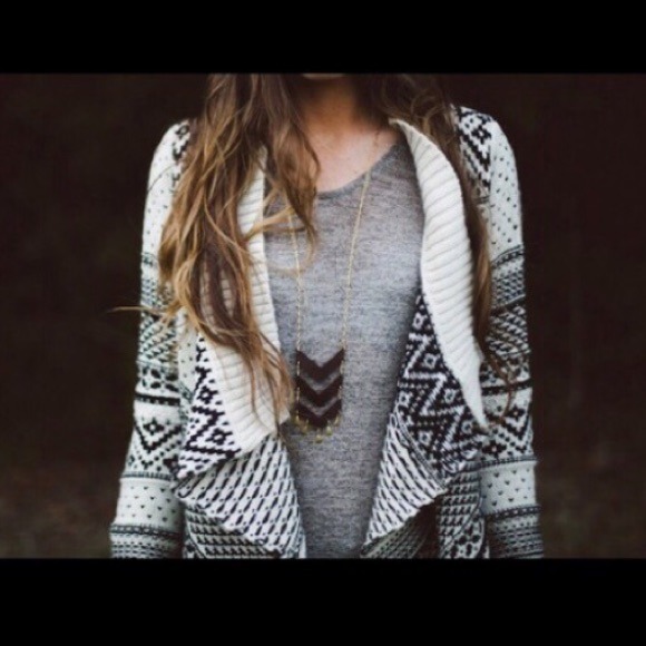 Sweaters - Gorgeous Tribal Print Sweater ❤️