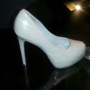 Beige/nude pumps