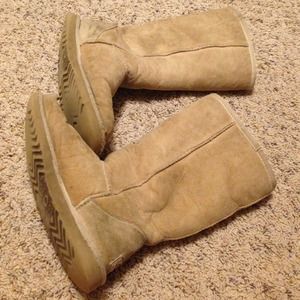 Extremely well loved Tan Uggs