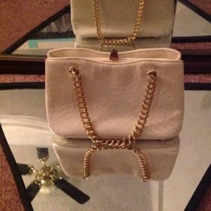 ✅reduced✅White hand bag with gold handles. 👝🔱