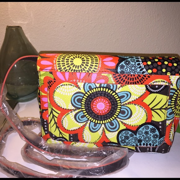 Vera Bradley Scalloped Hipster in Flower Shower - Picture 4 of 4