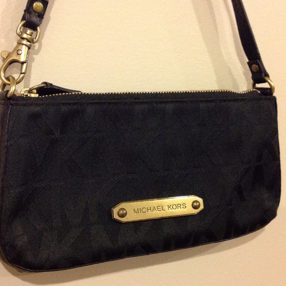 Michael Kors Handbags - 💯Auth Michael Kors signature purse