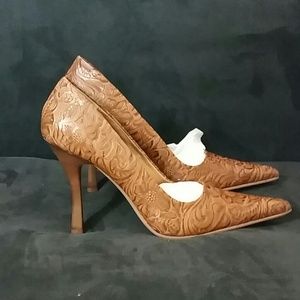 Beige Floral design Pump