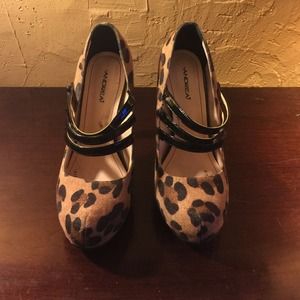 Leopard print strap pumps