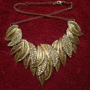 Short, bird feather necklace