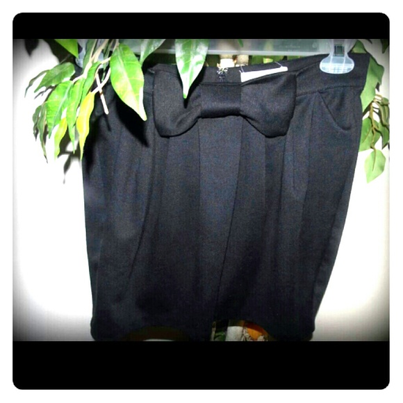 ↓↓ Beautiful Steve Madden Skirt !!