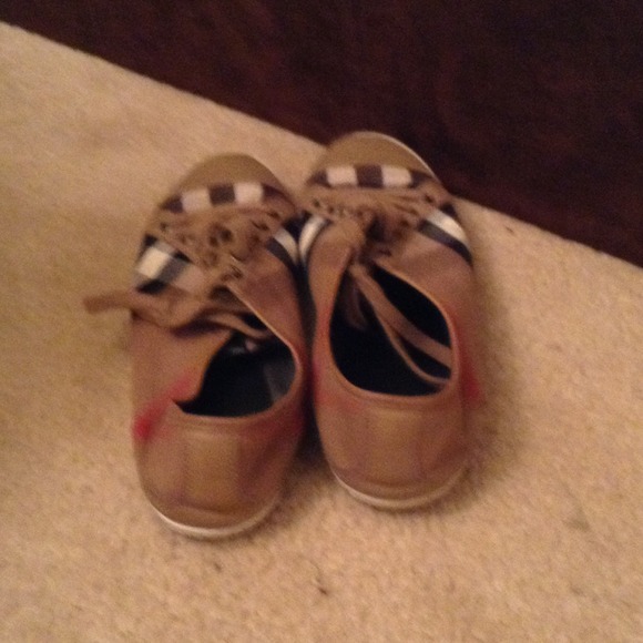 Women's Burberry shoes - Picture 2 of 4
