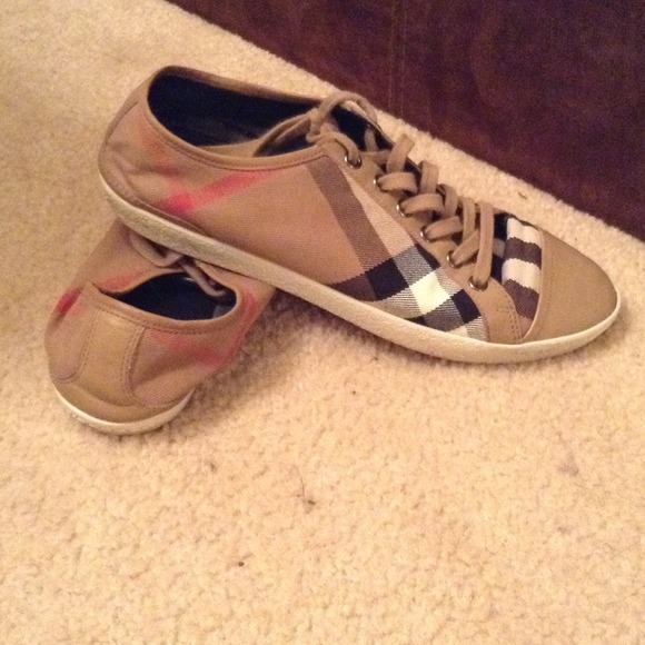 Women's Burberry shoes - Picture 3 of 4